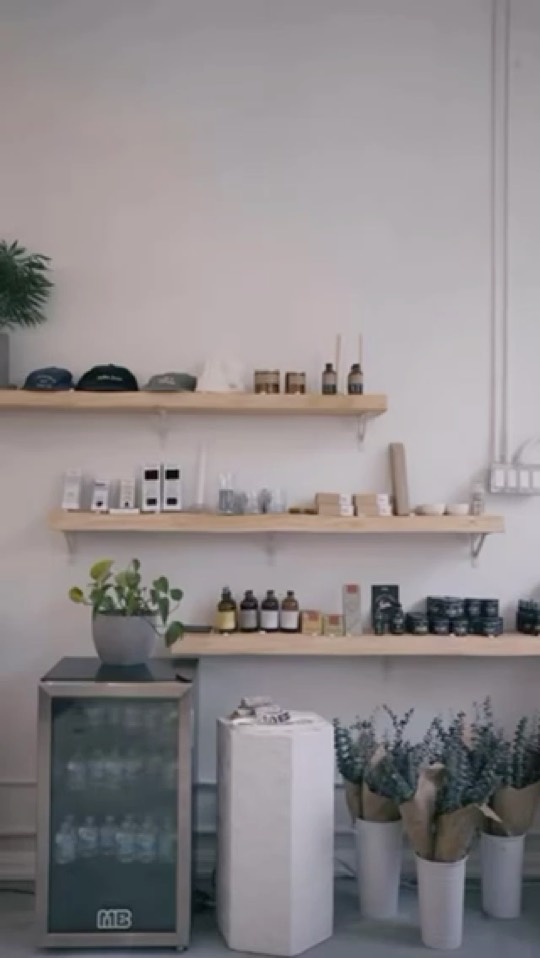 A barber giving a haircut at Mellow & Barbers.